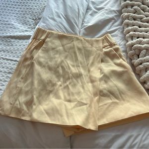 Aritzia Babaton Yellow Skort